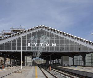 Hala peronowa dworca PKP w Bytomiu na ukończeniu. Zawisły na niej ogromny napis ZDJĘCIA