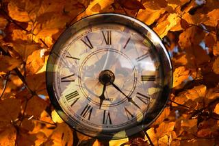 Zmiana czasu na jesienny - kiedy jest? Czy taki czas istnieje? 