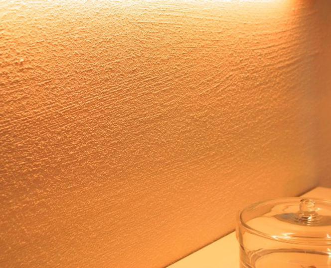 Kolorowy piaskowiec na ścianie