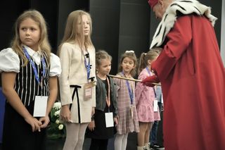 Mali studenci wkraczają w świat nauki – inauguracja Akademii Dziecięcej w Lesznie [ZDJĘCIA]