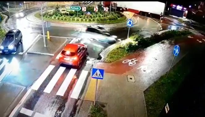 Wyszków. Nie trafił w żaden zjazd na rondzie, więc pojechał swoim! Po drodze niszczył wszystko [WIDEO]