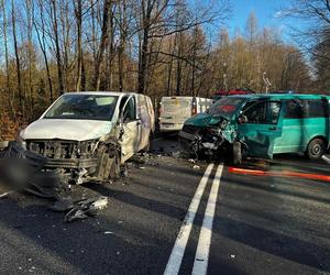 Wypadek w Katowicach. Zderzyły się dwa samochody dostawcze