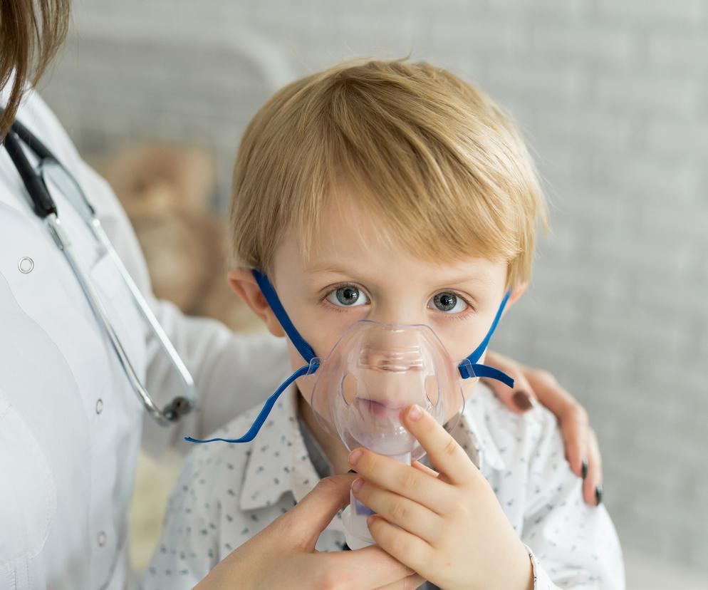 Chłopczyk z aparatem do inhalacji 
