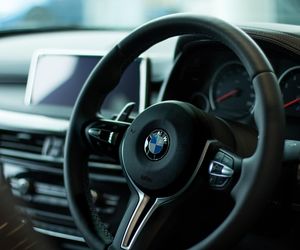 Nocna akcja policji. Kierowca BMW spał z nogą na gazie