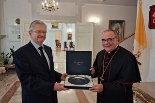 Ambasador Rosji uhonorowany przez hierarchę kościelnego w Warszawie. Otrzymał pamiątkowy talerz