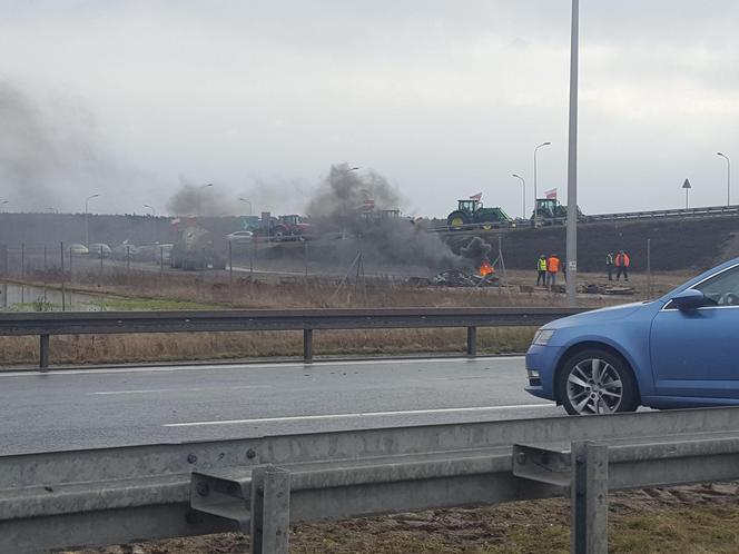 ​Na S5 koło Leszna zaczęła się druga doba rolniczego protestu