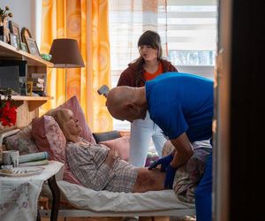 Na dobre i na złe odc. 957. Matylda (Amelia Czaja), Rafał Konica (Robert Koszucki), pani Basia (Ewa Decówna)