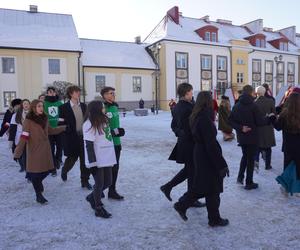 Studniówka miejska w Białymstoku. Prezydent wraz z maturzystami zatańczyli poloneza