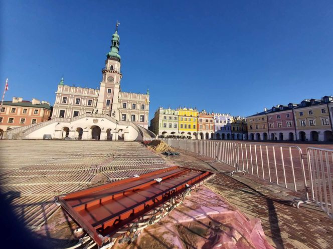 Przed ratuszem w Zamościu trwają dalsze prace przy budowie lodowiska