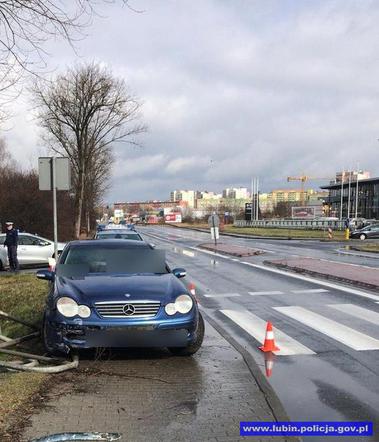 20-letni kierowca Mercedesa uderzył w barierki przy przejściu dla pieszych