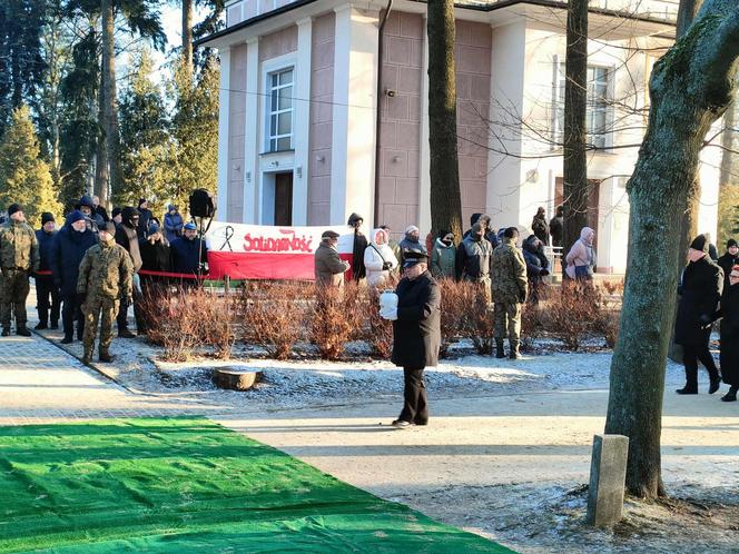 Uroczystości pogrzebowe Iwony Śledzińskiej-Katarasińskiej na Dołach. Wzięło w nich udział wiele osób [ZDĘCIA]