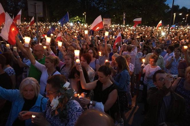 Wolne sądy, chcemy weta. Protest przeciwko zmianom w sądownictwie także w Krakowie [AUDIO, ZDJĘCIA]