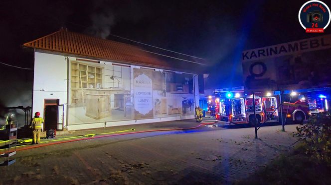 Pożar w Jankach. Palił się sklep meblowy.