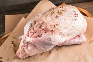 Pieczona kaczka nadziewana mięsem mielonym: przepis na obfity obiad