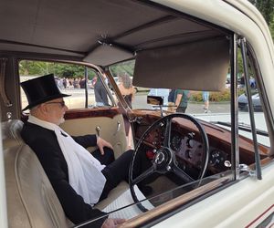 Klasyczna motoryzacja znów zachwyciła Bydgoszcz. „Bydgoskie Klasyki Nocą” przy Torbydzie