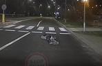 Szaleniec wbiegł na ulicę w Głogowie. Gestykulował, a potem się położył na jezdni 