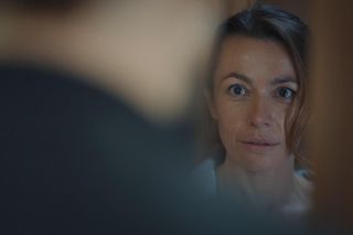 M jak miłość odc. 1844. Martyna (Magdalena Turczeniewicz), gangster Robert (Kamil Drężek)