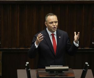 Iskrzy między Donaldem Tuskiem a Karolem Nawrockim i zeby w galerii było widać gesty obu polityków