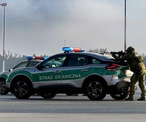 Awaryjne lądowanie samolotu pasażerskiego z terrorystami na pokładzie. Widowiskowe ćwiczenia służb na lotnisku w Katowicach