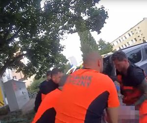 Policjantka ratowała życie 89-latkowi, policjant pobiegł po karetkę. Jest film z tej akcji w Toruniu