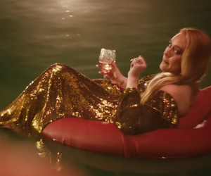 Adele w złotej sukni popija wino na pontonie. Nagranie zszokowało fanów artystki! 