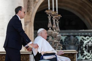 Papież Franciszek pojawił się na placu Świętego Piotra 