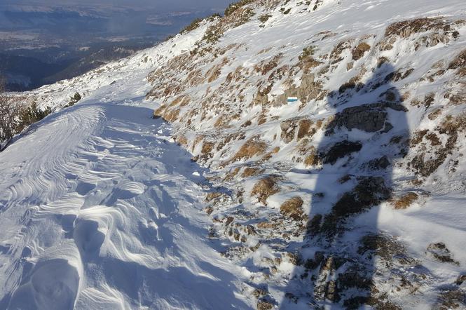 Nawet przy ładnej pogodzie, górskie szlaki zimą mogą być śmiertelnie niebezpieczne