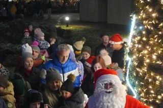 Tłumy na żorskim rynku. Miasto oficjalnie rozpoczęło sezon świąteczny. Rozświetlenie choinki i wizyta Mikołaja ZDJĘCIA