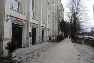 Symbole Polski Walczącej na ścianie siedziby Ministerstwa Klimatu i Środowiska w Warszawie