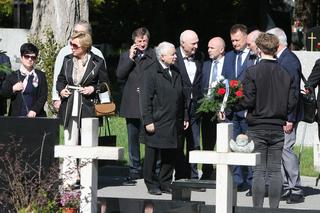 Kaczyński nie mógł się odpędzić od adoratorów. Miesięcznica z wierchuszką PiS! [ZDJĘCIA]