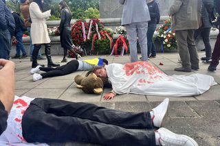 Antywojenny protest na Cmentarzu Żołnierzy Radzieckich w Warszawie