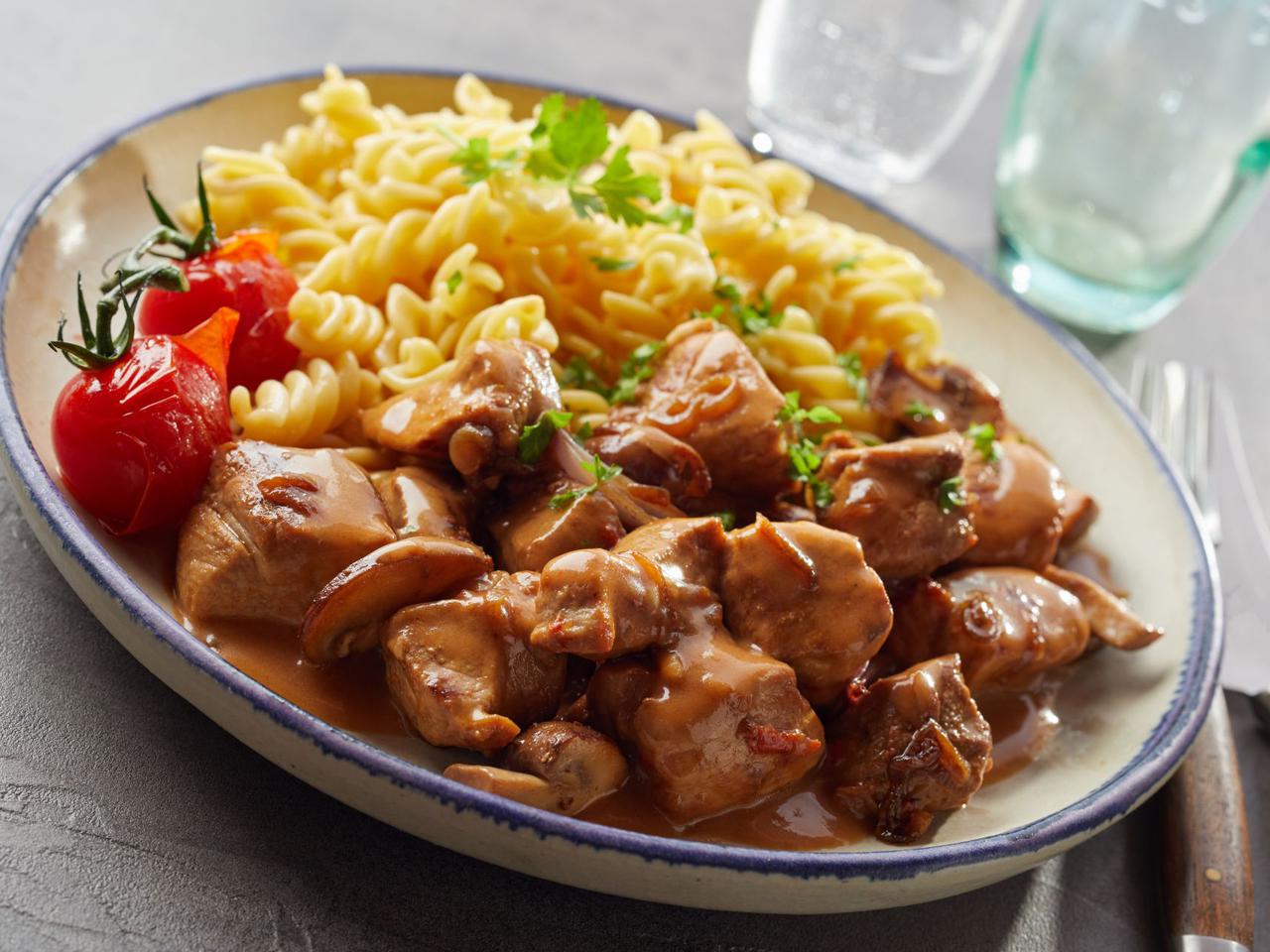 Gulasz z szynki wieprzowej po grecku - pomysł na rozpływające się w ustach mięsne danie