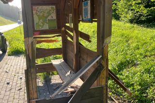 Wandale zniszczyli drewniane przystanki autobusowe