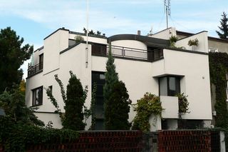 Dom bez luksusów powstał w czasach, kiedy w Polsce dominowała architektura dworkowa. Dom Brukalskich na Żoliborzu