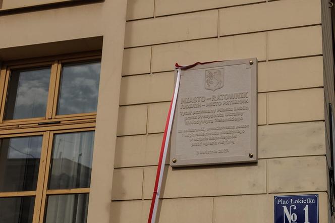 Lublin - odsłonięcie tablicy z ukraińskim tytułem Miasto Ratownik