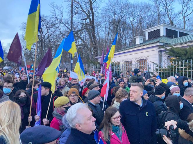 Solidarni z Ukrainą. Tłumy Polaków dołączyło w Warszawie do manifestacji wsparcia [ZDJĘCIA]
