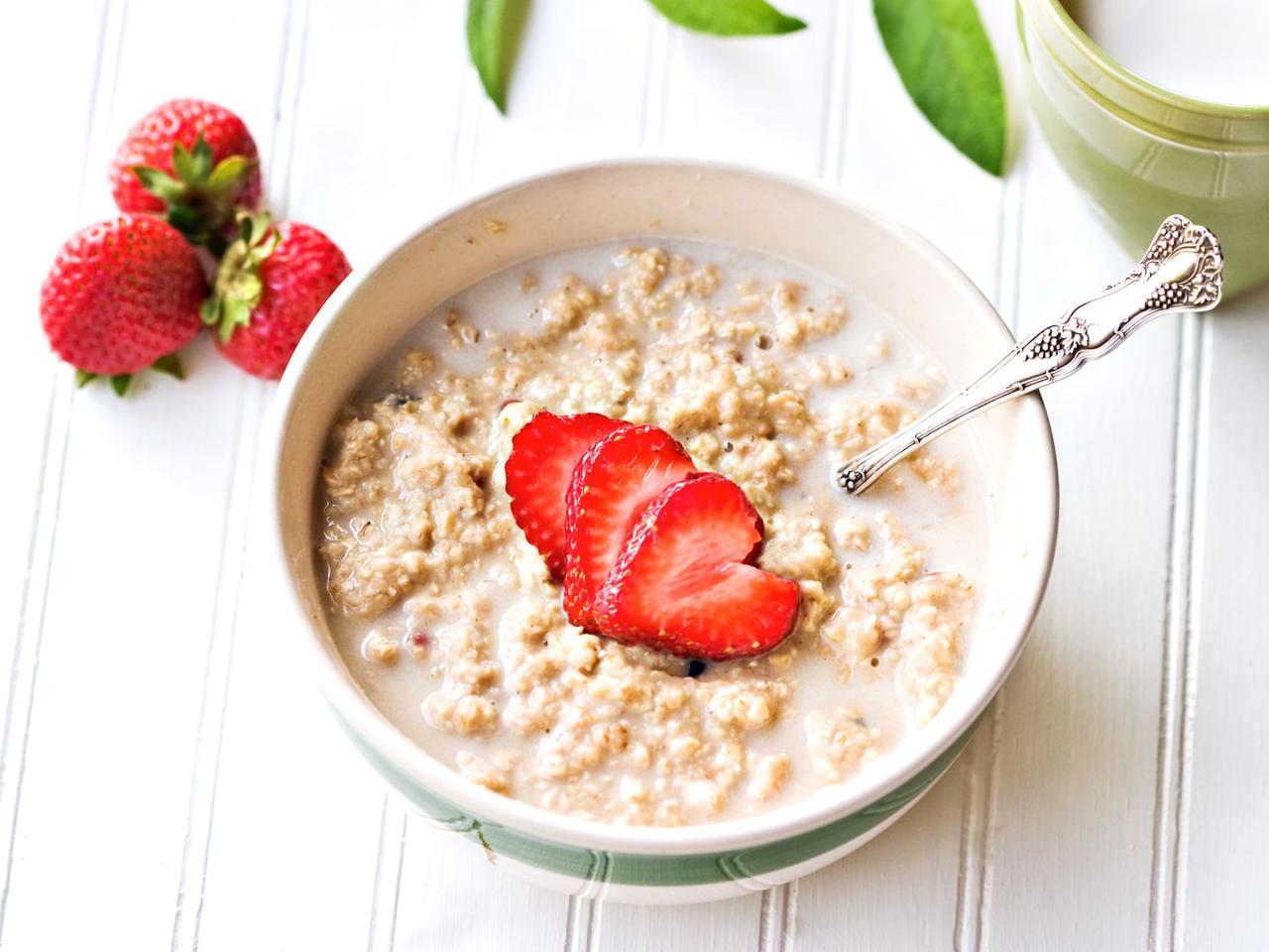 Owsianka w jadłospisie. Trzy kreatywne przepisy na owsiankę