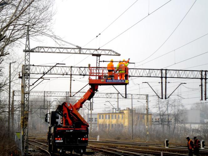 PKP Polskie Linie Kolejowe rozpoczęły prace nad modernizacją dworca kolejowego i linii kolejowej nr 8 na trasie Radom - Warszawa. 