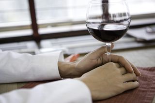 Abstynencja leczy serce? Naukowcy potwierdzają: ryzyko zgonu jest nawet 8-krotnie niższe 