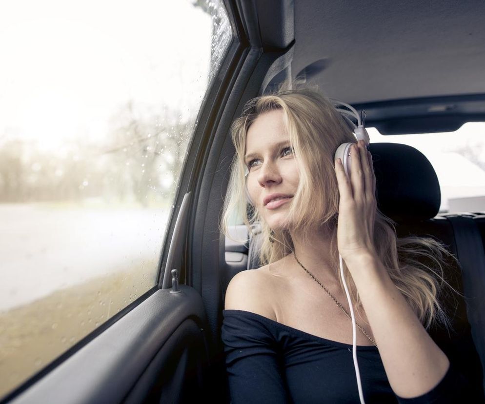 Relaksująca muzyka w aucie – pomaga czy przeszkadza?