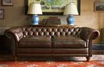 Sofa chesterfield z wywiniętymi podłokietnikami