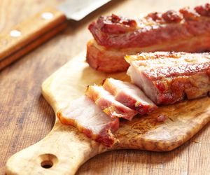 Boczek gotowany w łupinach cebuli: łatwy przepis na domową wędlinę