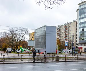 Stelaż reklamowy na rogu ul. Anielewicza i al. Jana Pawła II w Warszawie