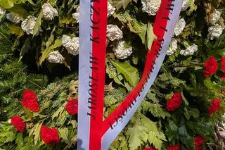 Kaczyński i Szydło pożegnali kwiatami syna Holeckiej