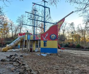 Zmienia się plac zabaw w Parku Tysiąclecia w Lesznie