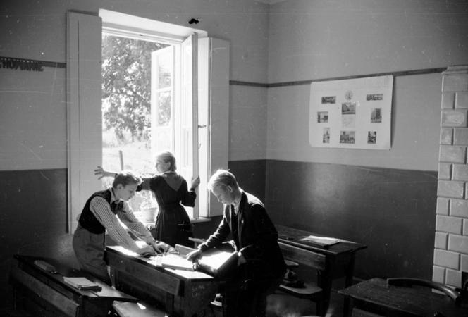 Uczniowie szkoły podstawowej w Dąbrówce 1950 r.