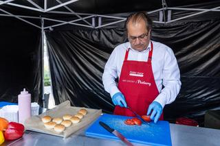 Marek Gróbarczyk serwuje burgery prosto z foodtracka 