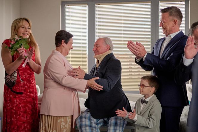 Na Wspólnej, odc. 4065. Helena (Małgorzata Peczyńska), Żaneta (Anna Guzik), Zbigniew Sokół (Wiesław Cichy), Wojtek (Wojciech Błach), Ludzik (Gustaw Marczak)