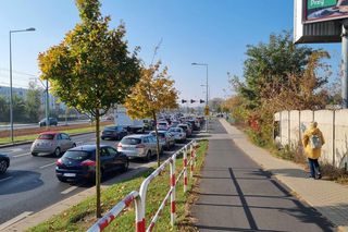 Korki przed cmentarzem i pełne parkingi. Tak wygląda sobota na Junikowie