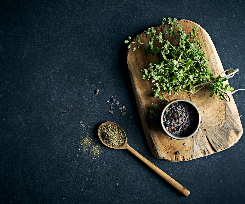 Świeży majeranek, czarna sól i mielony czarny pieprz.